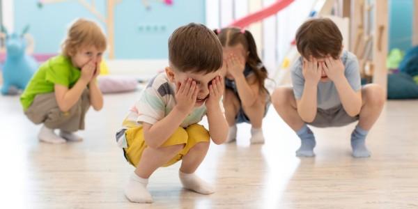 Niños jugando en la escuela 