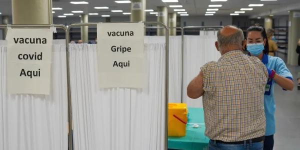Un hombre se vacuna en Andalucía en un punto habilitado tanto para la gripe como para la Covid.