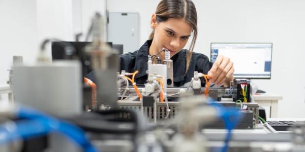 Una persona trabajadora en el sector I+D+I 