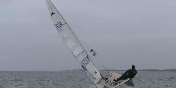 Una persona con discapacidad visual cruza la isla de Wight