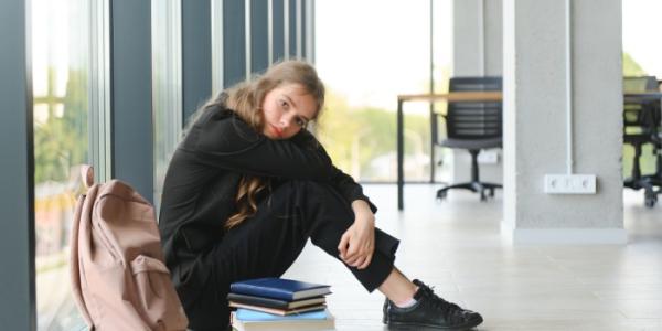 Chica con problemas de salud mental