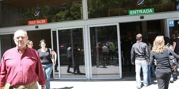 Varias personas entran y salen de una delegación de la Agencia Tributaria. 
