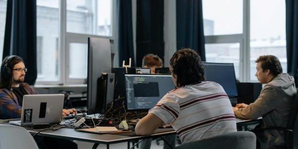 Jefe y trabajadores en plena reunión