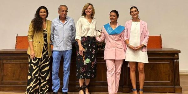 La ministra y la directora de la FSG junto a la joven graduada y su familia