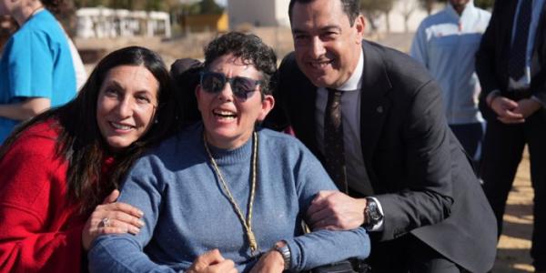 Juanma Moreno anuncia un aumento en prestaciones para las personas con discapacidad 