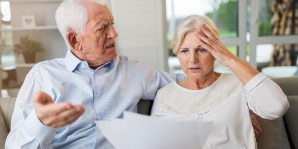 Dos personas jubiladas