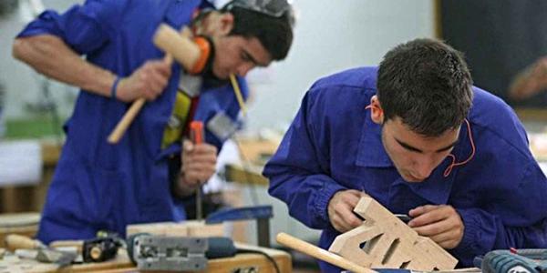 Dos jóvenes trabajando