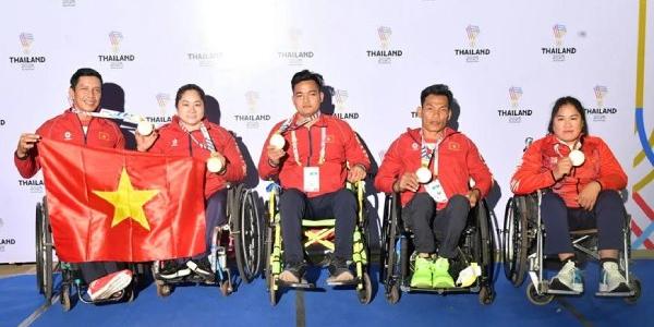 Atletas paralímpicos vietnamitas celebran sus medallas en los XIII Juegos Paralímpicos de la ASEAN