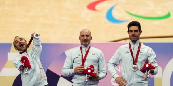 Ricardo Ten, Pablo Jaramillo y Alfonso Cabello (de izquierda a derecha), en el podio tras recibir la plata en la velocidad por equipos de París 2024