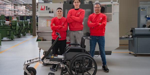 Alejandro Ruiz y Bruno Avigo, junto a su tutor, probando el dispositivo ‘Wheelchair Gokit’
