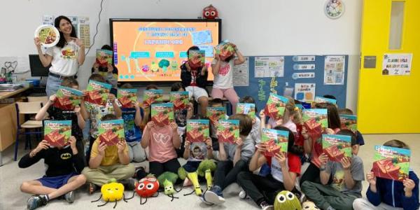 Niños en un taller interactivo de la Asociación La Pandi