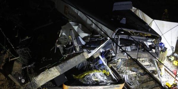 Tren destrozado tras el accidente del Rodiales
