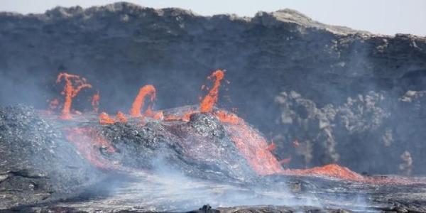 Flujos de lava activos saliendo del volcán Erta Ale en Afar (Etiopía) 