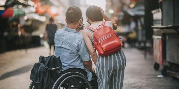 Persona con movilidad reducida y su acompañante