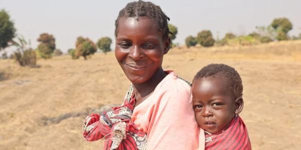 Elizabeth Daniel y su hija Gertrude participan del programa de apoyo para personas afectadas por El Niño en Malaui. 