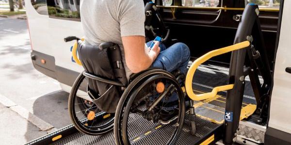 Persona con movilidad reducida entrando en un autobús