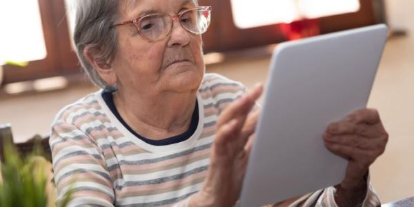 Una persona mayor leyendo en un ebook 