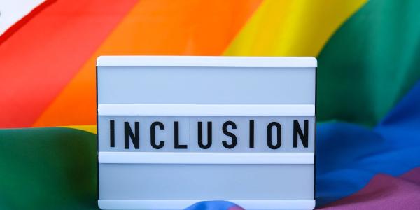 Bandera LGTBI con la palabra 'inclusión' | Foto de 123RF/annastasiia7