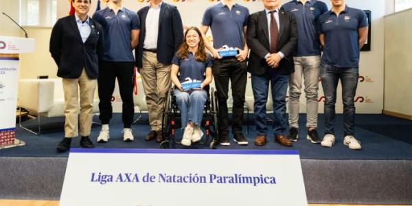 Deportistas y autoridades en la presentación de la IV Liga AXA de Natación Paralímpica 
