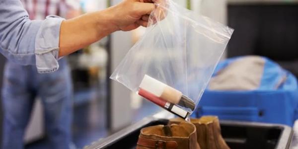Este es el motivo por el que no habrá que sacar líquidos en los aeropuertos de España a partir de 2024