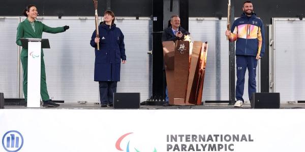 Millie Knight (segunda por la izquierda) y Andrea Macri (a la derecha), tras el encendido de la llama paralímpica