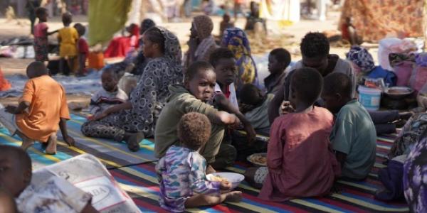  Las familias que huyen de la violencia en Darfur llegan a un campamento para personas desplazadas.