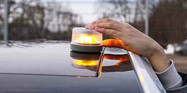 La obligatoriedad de las luces de emergencia en los vehículos