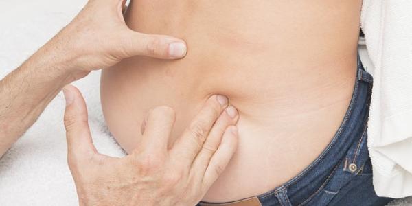 Espalda de una chica con dolor