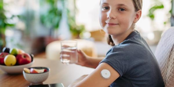 Niña con sensor con diabetes