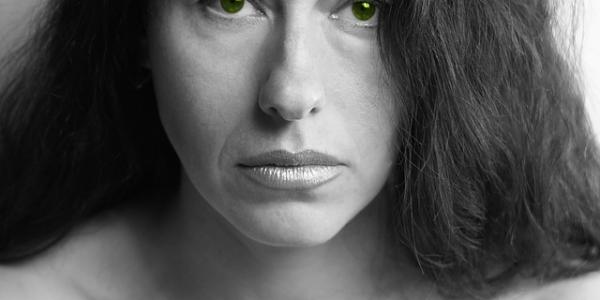 Mujer con la boca cerrada