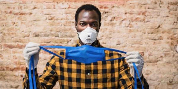 Vendedores ambulantes de Barcelona fabrican batas y mascarillas para los hospitales catalanes