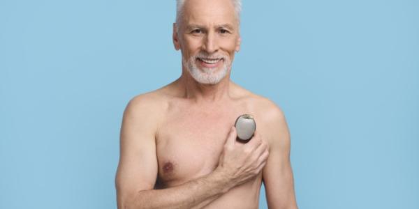 Hombre sosteniendo un marcapasos