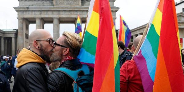 Dos hombres besándose en una manifestación