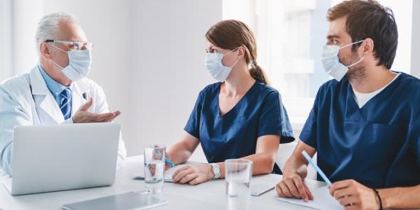 Médicos jubilados podrían reincorporarse la sistema de salud para dar apoyo