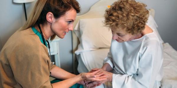 Médico con una paciente en su casa