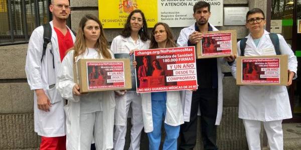 Médicos a la puerta del Ministerio de Sanidad