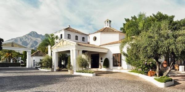 La entrada principal del hotel Marbella Club