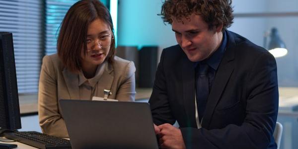 Dos personas utilizando un ordenador portátil