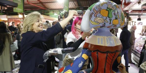 La delegada de Economía, Innovación y Hacienda, Engracia Hidalgo, con una de las meninas que se expondrán 