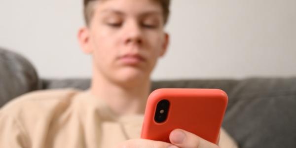 Menor mirando el móvil