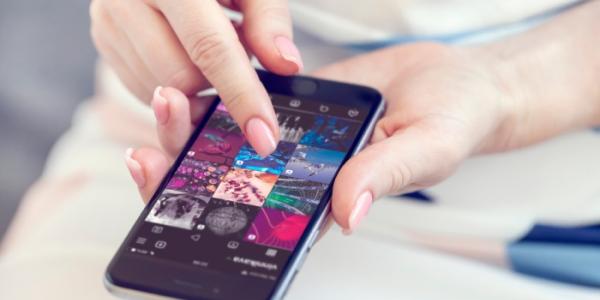 Persona usando instagram