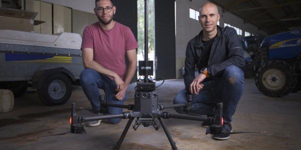 os investigadores José Gómez y César Azorín, junto al Meteo-Dron