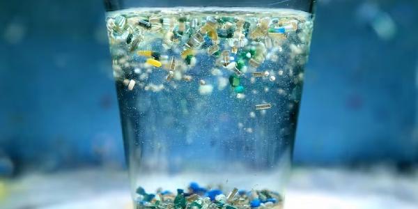 Agua del grifo y microplásticos