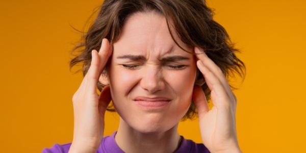 Mujer con migraña