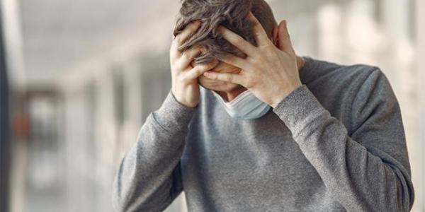 Una persona con migraña.