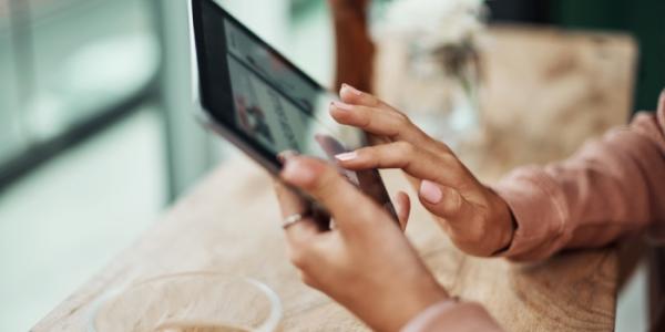 Detalle de una persona usando un dispositivo electrónico 