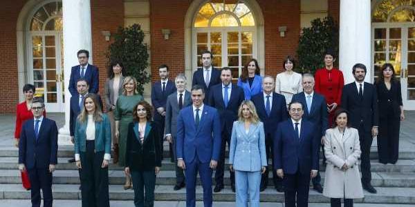 Foto de familia del Gobierno tras la última renovación en noviembre de 2024 | Foto de Pool Moncloa/José Manuel Álvarez