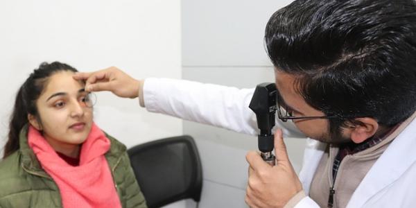 Niña en el oftalmólogo