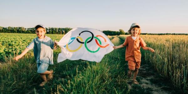 Niños con una bandera de los Juegos Olímpicos