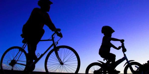 Consejos para enseñar a tu hijo a montar en bici